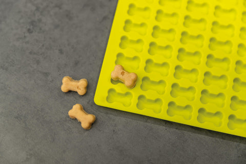 Nærbilde av gul bakeform i silikon som har hundebeinform