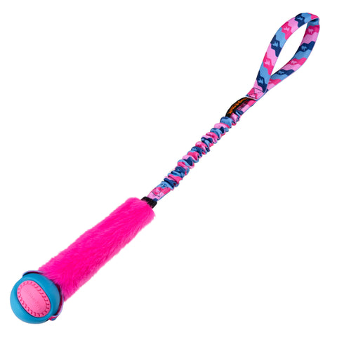 Draleke med fuskepels, giftfri ball og polstret håndtak med strikk. Rosa håndtak og fuskepels.