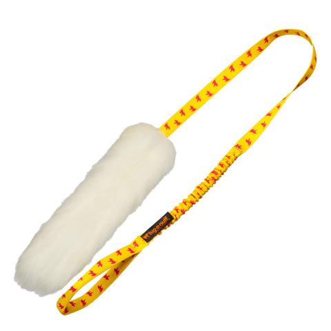 Lang draleke med hvitt saueskinn og gult strikkhåndtak