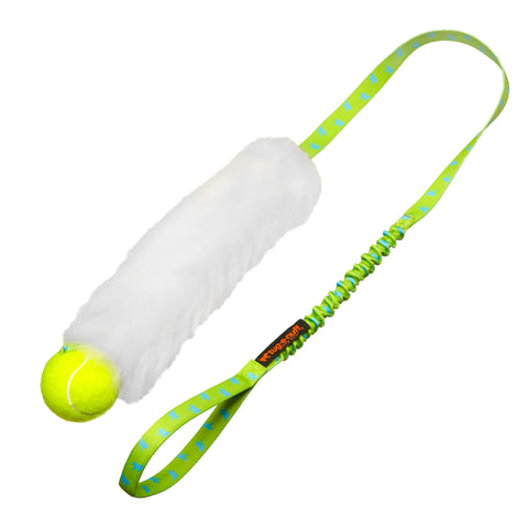 Lang draleke med tennisball, hvitt saueskinn og grønt strikkhåndtak