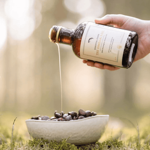 Omega 3 olje til hund fra Essential foods i 500ml glassflaske. Olje som tømmes ned i matskål med tørrfôr.