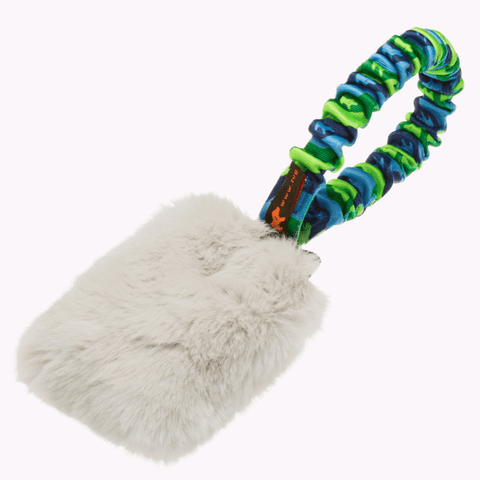 Lommestørrelse belønningsleke med fuskepels og pipelyd. Grønt strikkhåndtak