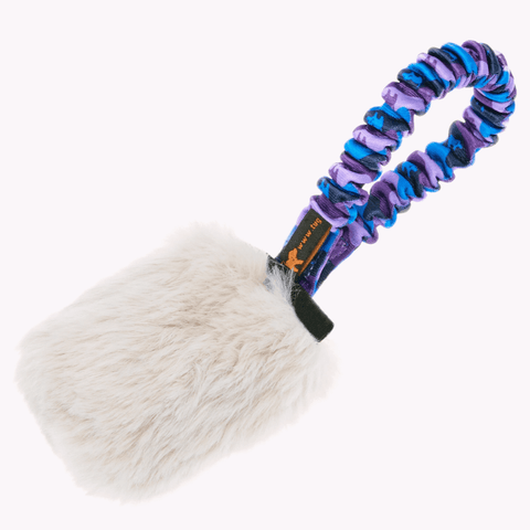 Lommestørrelse belønningsleke med fuskepels og pipelyd. Lilla strikkhåndtak