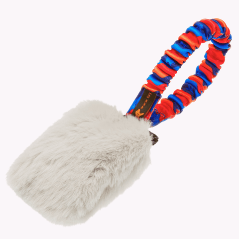 Lommestørrelse belønningsleke med fuskepels og pipelyd. Oransje strikkhåndtak