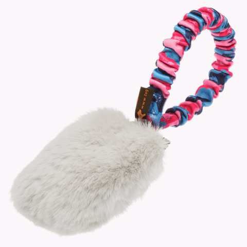 Lommestørrelse belønningsleke med fuskepels og pipelyd. Rosa strikkhåndtak