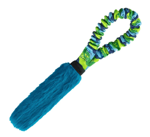 Liten draleke i lommestørrelse med blå fuskepels og grønt strikkhåndtak