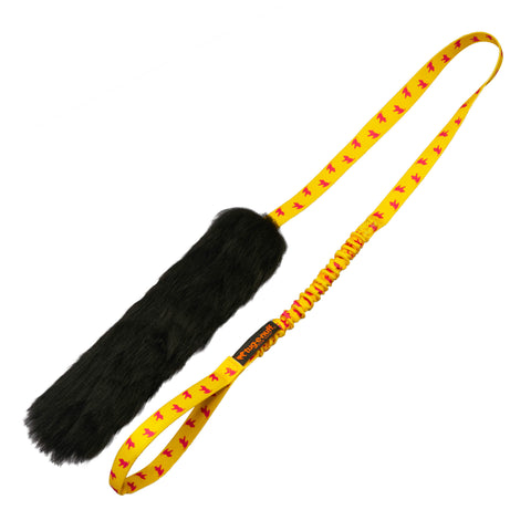Lang draleke med sort saueskinn og gult strikkhåndtak