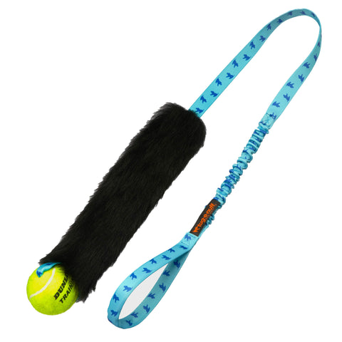 Lang draleke med tennisball, sort saueskinn og blått strikkhåndtak