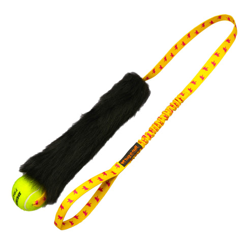 Lang draleke med tennisball, sort saueskinn og gult strikkhåndtak