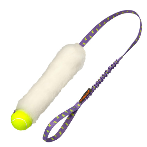 Lang draleke med tennisball, hvitt saueskinn og lilla strikkhåndtak