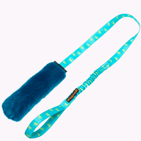 Lang draleke med fuskepels og pipelyd. Strikkhåndtak. Grønn/Turkis