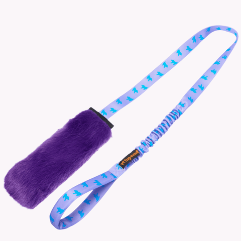 Lang draleke med fuskepels og pipelyd. Strikkhåndtak. Lilla.