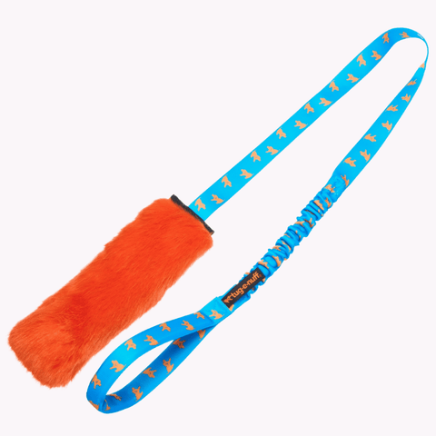 Lang draleke med fuskepels og pipelyd. Strikkhåndtak. Oransje/blå