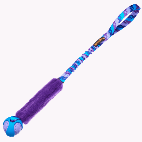 Draleke med fuskepels, giftfri ball og polstret håndtak med strikk. Lilla håndtak og fuskepels.