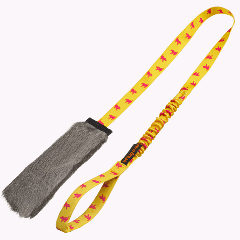 Rabbit skin squeaky bungee chaser tug med gult håndtak