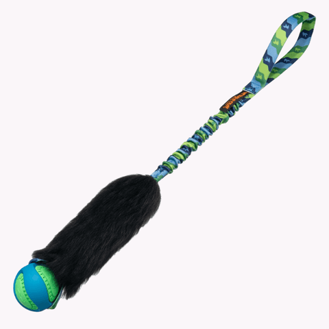 Draleke med sort saueskinn, giftfri ball og polstret grønt håndtak med strikk.