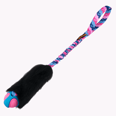 Draleke med sort saueskinn, giftfri ball og polstret rosa håndtak med strikk.